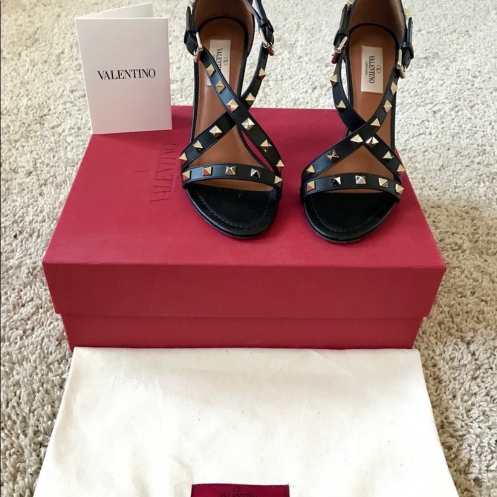 ⚫️VALENTINO BLACK ROCKSTUD HEELS ⚫️